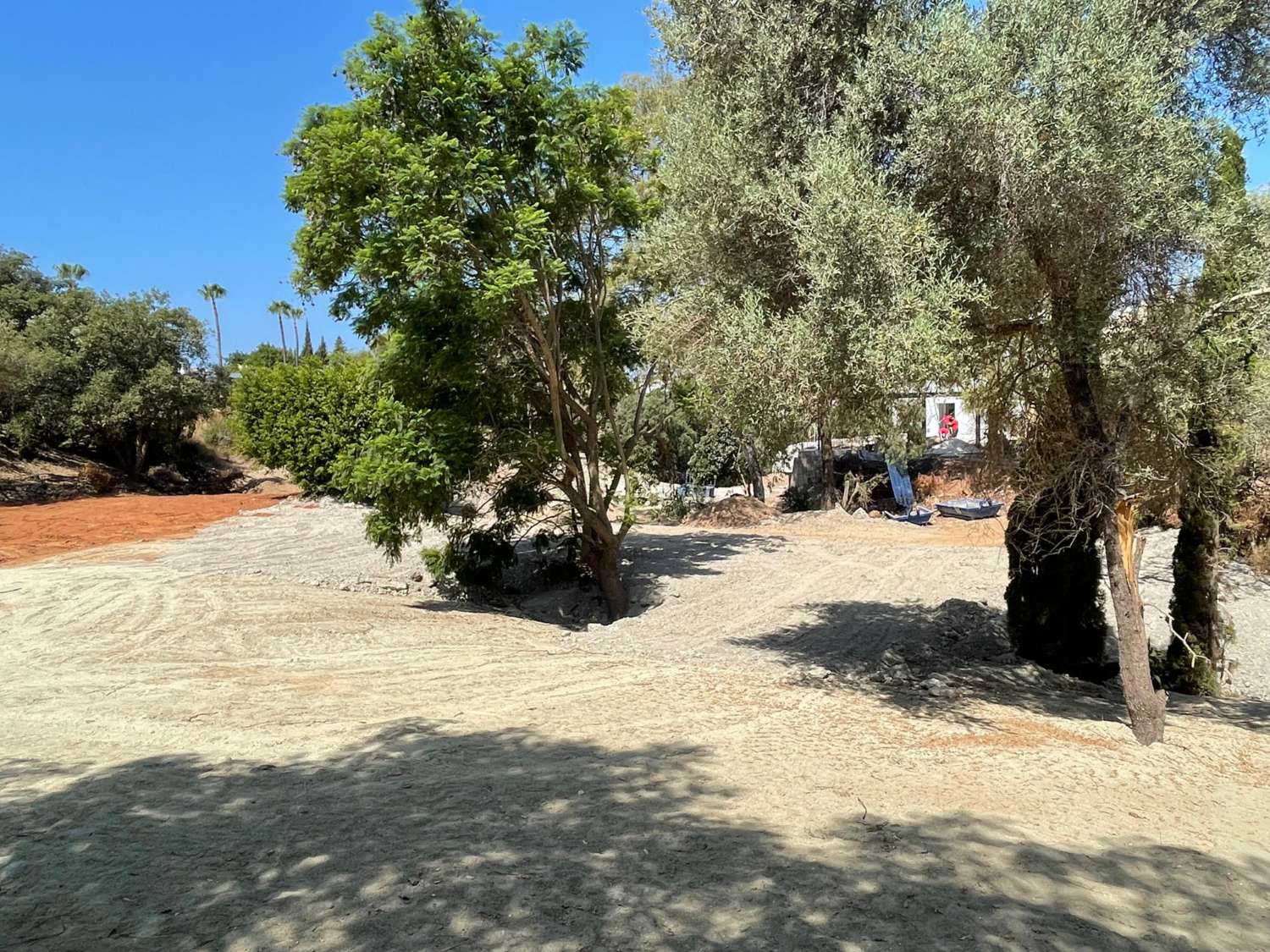 EL ROSARIO، MARBELLA EAST مساحة البناء 560 مترًا مربعًا مساحة الأرض 1.000 متر مربع فرصة عظيمة لمنزل أحلامك في قلب ماربيا